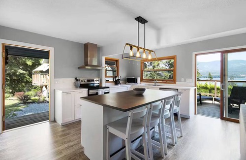 Blind Bay Cottage | Peaceful Lakeview Cottage & five minutes to lake
