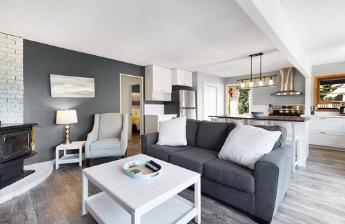 Blind Bay Cottage | Peaceful Lakeview Cottage & five minutes to lake