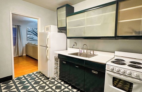 Lexington Apartment | Peaceful Location in walking distance to the University & Hospitals