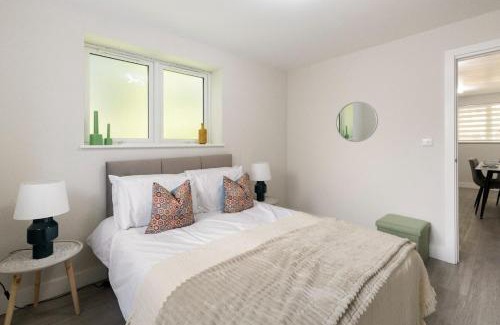 Childs Hill Apartment | Peaceful London Stay 2BR Walkable Locale