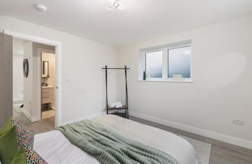 Childs Hill Apartment | Peaceful London Stay 2BR Walkable Locale