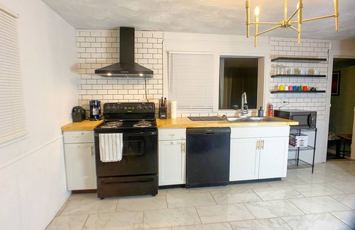 Trotwood House | Peaceful Luxury Newly Renovated 4 BR with Fire Pit