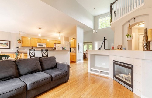 Erie House | Peaceful neighborhood home, spacious & cozy with plenty of beds!