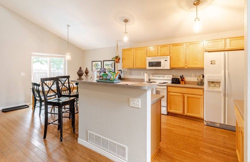Erie House | Peaceful neighborhood home, spacious & cozy with plenty of beds!