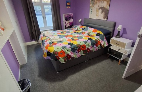 London Borough of Bromley Cabin | Peaceful place to stay with nice on site Restaurants