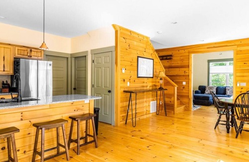 Otis House | Peaceful & Private Lakefront Home