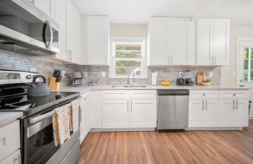 Cliftondale House | Peaceful Retreat , Close to Nature ,Fenced Yard!