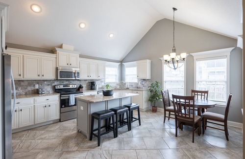 Valdosta House | Peaceful Retreat on Newbury with Pool, Soaking Tub, King Bed