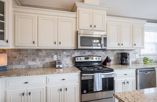 Valdosta House | Peaceful Retreat on Newbury with Pool, Soaking Tub, King Bed