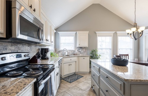 Valdosta House | Peaceful Retreat on Newbury with Pool, Soaking Tub, King Bed