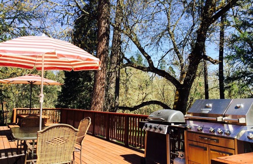 Grants Pass House | Peaceful Rogue Riverfront Home on 3 Acres!