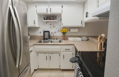 West Park Community House | Peaceful Suits w/Ensuite Bath Townhome in Bakersfield