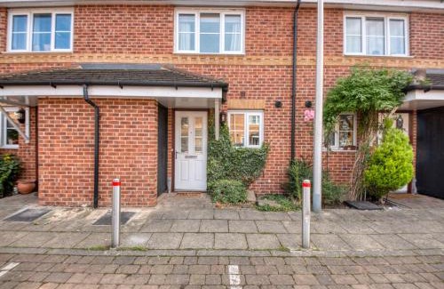 Reading House | Peaceful terrace house with allocated parking bay