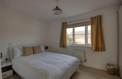 Reading House | Peaceful terrace house with allocated parking bay
