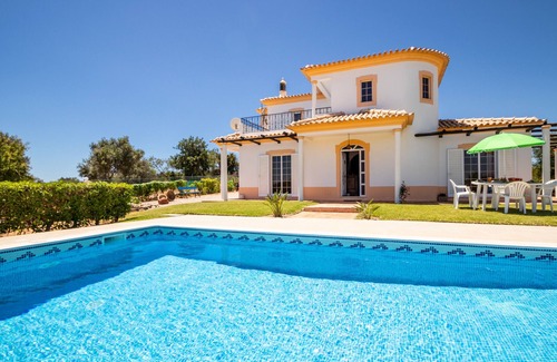 Monte Raposo Villa | Peaceful villa w/heatable pool, Armação