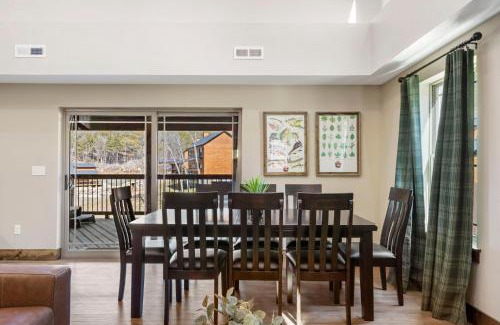 Hollister House | Peaceful Water View-Cozy Cabin-Free Daily Tickets-Near Table Rock-Pvt Hot Tub