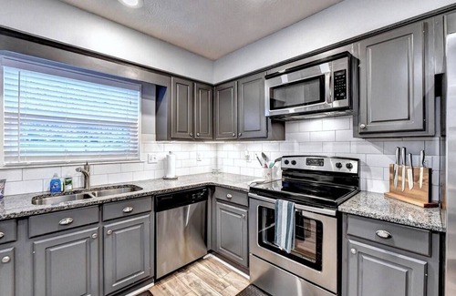 Alpharetta House | Peachtree Haven - Dine in downtown Alpharetta/shop at Avalon