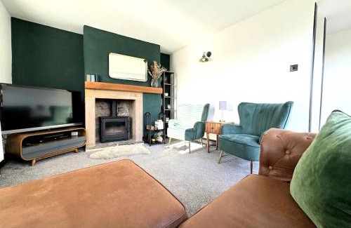 Crich House | Peak District Getaway Retreat! The most Stunning Garden Views - Firepit - Brand newly refurbished - Perfect for friends & family getaways
