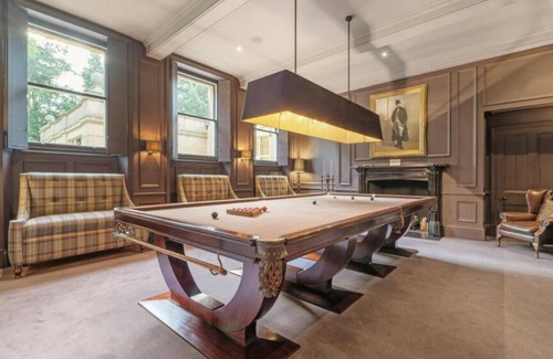Darley Dale House | Peak Poolside Retreat: Derbyshire Oasis with Swimming Pool . Pet Friendly