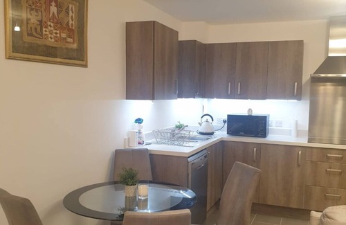 South Hornchurch Apartment | Peak Serene Spacious 2-Bedroom close to Amenities and free parking