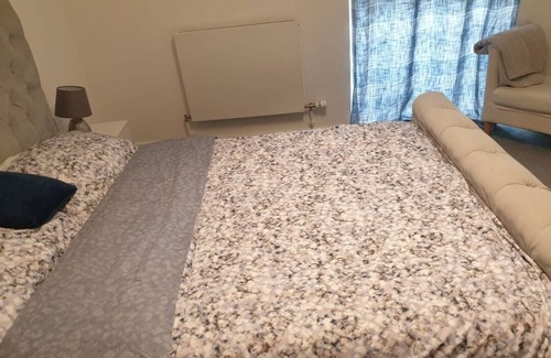 South Hornchurch Apartment | Peak Serene Spacious 2-Bedroom close to Amenities and free parking