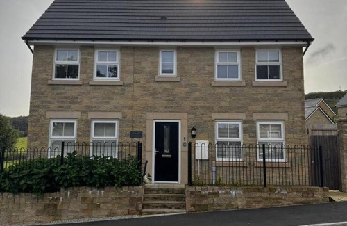 Buxton House | Peak View - Modern Cottage