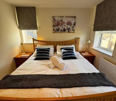 Buxton House | Peak View - Modern Cottage