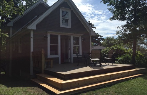 Peaks Island House | Peaks Cottage: Modern amenities, island charm, steps to shore