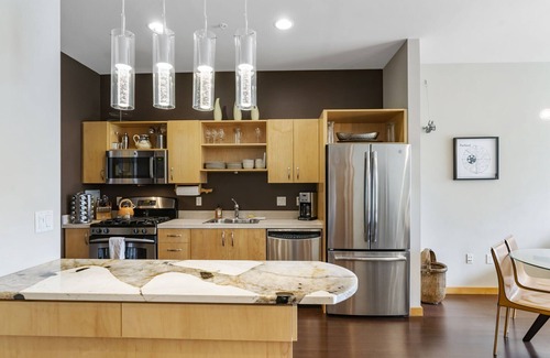 Pearl District Condo | Pearl Pad: Enjoy River, Shopping, Dining. Balcony, Garage and free EV chging!