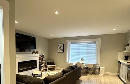 Douglas Apartment | Pebbly Peak: Charming Retreat, Steps from White Rock! Pet Friendly!