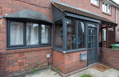 Livesey Apartment | Peckham Large 2 Bath Home with Parking & Garden
