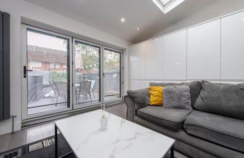 Livesey Apartment | Peckham Large 2 Bath Home with Parking & Garden