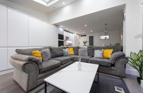 Livesey Apartment | Peckham Large 2 Bath Home with Parking & Garden
