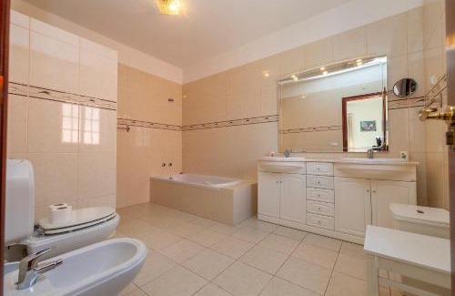 Ameijeira House | Pedra Alcada Stays Bedroom