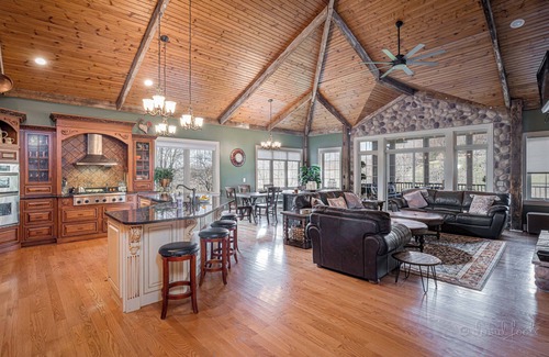 The Galena Territory House | Peep the Leaves @ The Territory's BEST Lodge - Year Round Hot Tub! Fire Pit!