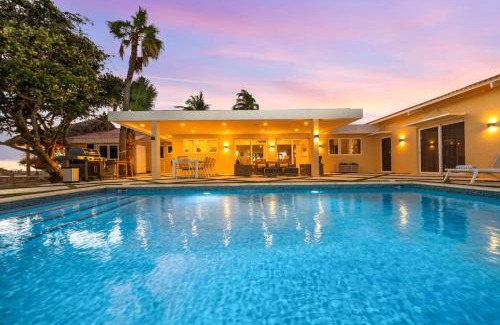 Malmok Villa | Pelican Beach House by Bocobay Seafront LUX 4BD