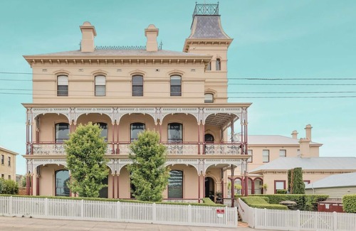 Queenscliff Apartment | Pelicans at the Ozone