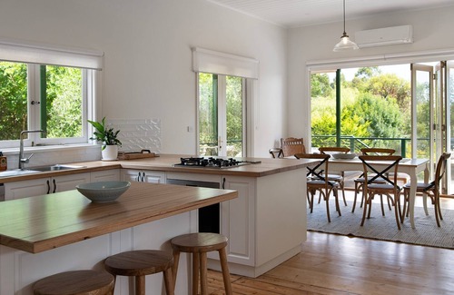 Daylesford Cottage | Pembroke Cottage- modern comforts and scenic views