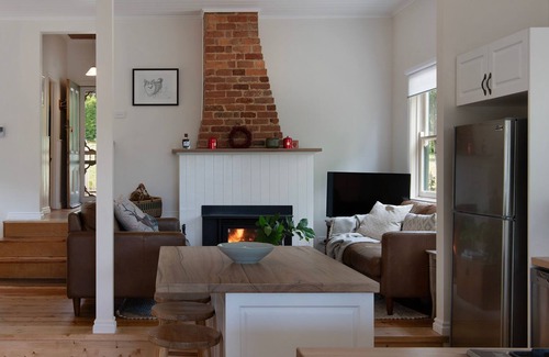 Daylesford Cottage | Pembroke Cottage- modern comforts and scenic views