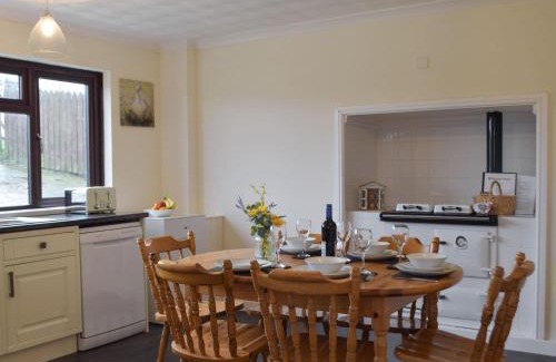Crymych House | Pengelli Cottage