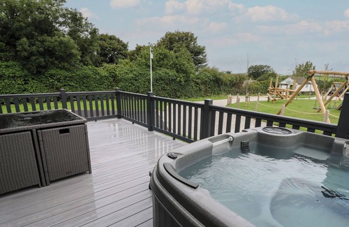 Fowey Cabin | PENMARLAM LODGE RETREAT 13, pet friendly, with hot tub in Bodinnick