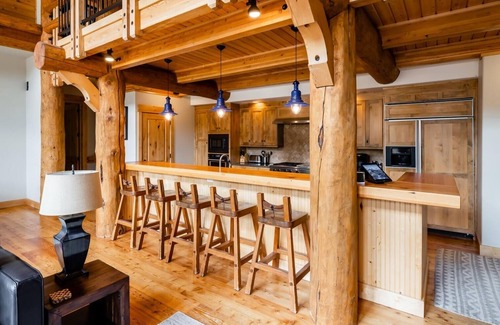 Saddle Ridge Cabin | Penthouse 3 (3-Bedroom) with Mountain view by Moonlight Basin Lodging