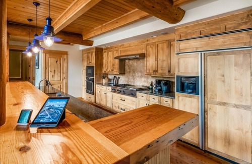 Saddle Ridge Cabin | Penthouse 3 (3-Bedroom) with Mountain view by Moonlight Basin Lodging