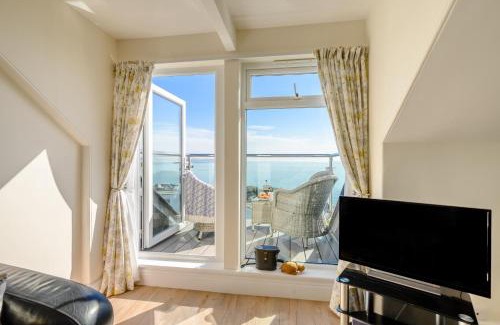 West Looe Apartment | Penthouse Lemain Garden Apts