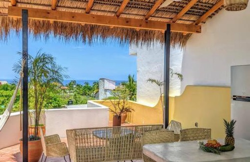 Rinconada Apartment | Penthouse -Sky at Mikasa- Fast wifi, King Bed, AC & Pool
