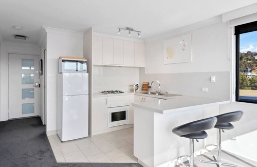 West Hobart Apartment | Penthouse Style Pad Breathtaking Panoramic Views
