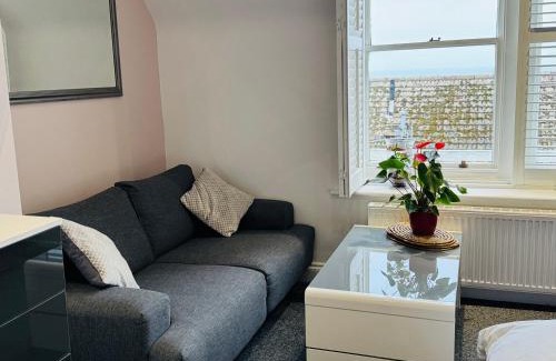 St Leonards-On-Sea Apartment | Penthouse Suite, Sea View, Close to Shops, Beach and Train