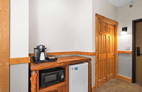 Two Harbors Condo | Penthouse w/pool & hot tub