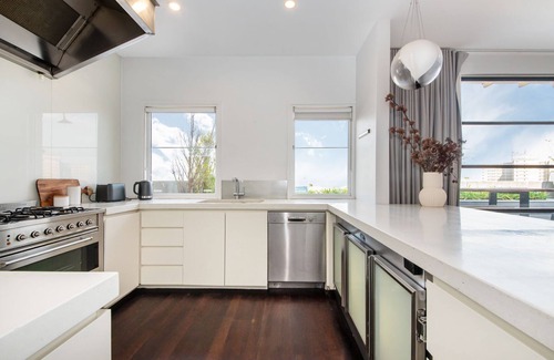 St Kilda Apartment | Penthouse with City Views on Chapel