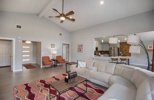 Dickinson House | Pepe's Place - Newer Home w/heated Spa Pool, close to Galveston Island & Houston